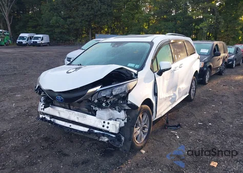 2024 Toyota Sienna Xle z USA, uszkodzony, nr VIN 5TDJRKEC9RS181117